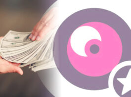 recebendo dinheiro das maos de alguma pessoa, parecendo ser do camera prive