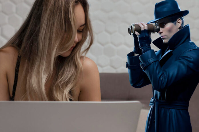 Homem vestido como espião observando uma mulher usando notebook, representando a investigação para descobrir se alguém tem perfil no Privacy.