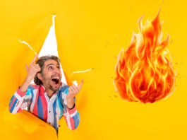 Homem empolgado rompendo fundo amarelo e apontando para uma chama, simbolizando o hype e entusiasmo em torno de conteúdos gratuitos em 2025