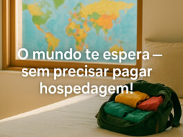 Mochila de viagem aberta em uma cama iluminada, com roupas coloridas e um mapa-múndi visível pela janela ao fundo. Texto centralizado: "O mundo te espera — sem precisar pagar hospedagem!"