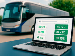 Como encontrar o melhor preço para passagem de ônibus? Veja dicas e sites que funcionam de verdade Ônibus moderno estacionado ao fundo com um notebook aberto à frente exibindo uma tela de busca de passagem de ônibus com preços em reais.