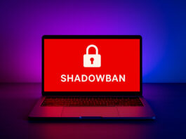 Shadowban no Camera Prive: o que é, como identificar e evitar Notebook prateado aberto em ambiente escuro com luzes em tons roxos e azulados, exibindo alerta de shadowban, representando penalizações invisíveis no Camera Prive.