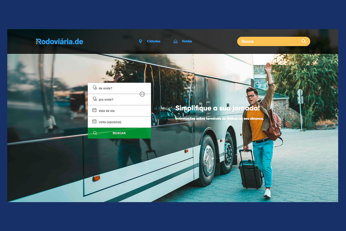 Tela inicial do site Rodoviaria.de com buscador de passagens de ônibus e um viajante ao lado de um ônibus moderno.
