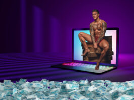 Homem tatuado e musculoso de cueca vermelha, saindo de uma tela de notebook com fundo roxo e notas de dinheiro no chão, simbolizando sucesso como criador de conteúdo adulto masculino.