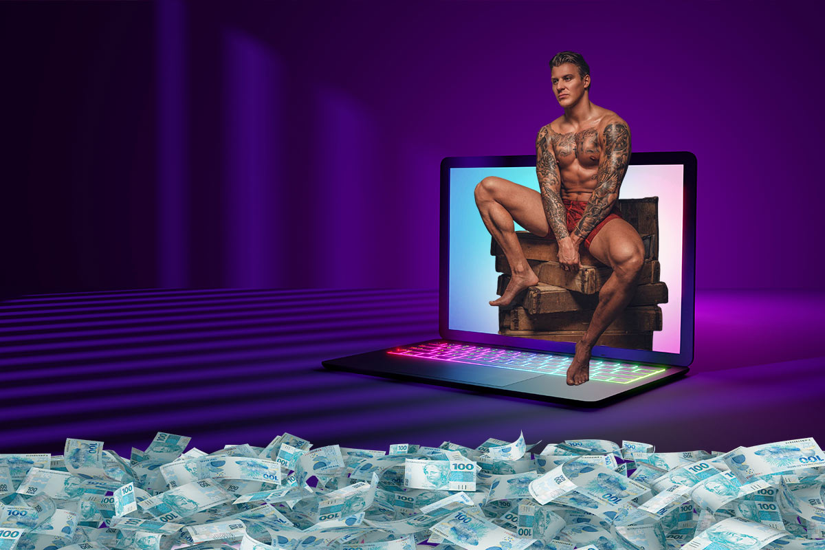 Homem tatuado e musculoso de cueca vermelha, saindo de uma tela de notebook com fundo roxo e notas de dinheiro no chão, simbolizando sucesso como criador de conteúdo adulto masculino.