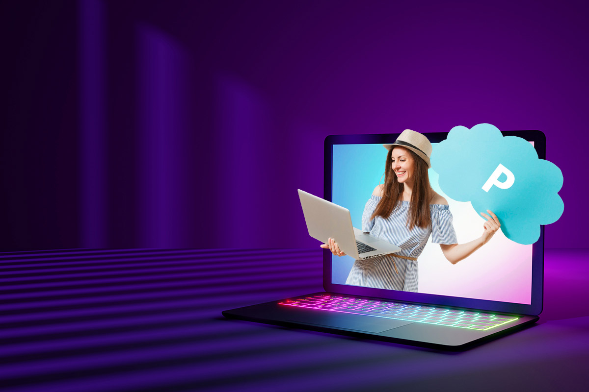 Mulher sorridente saindo da tela de um laptop com ícone de nuvem azul representando o pCloud, simbolizando armazenamento seguro em nuvem