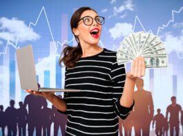 Mulher sorridente segurando notas de dólar e laptop, representando ganhos com investimentos internacionais.