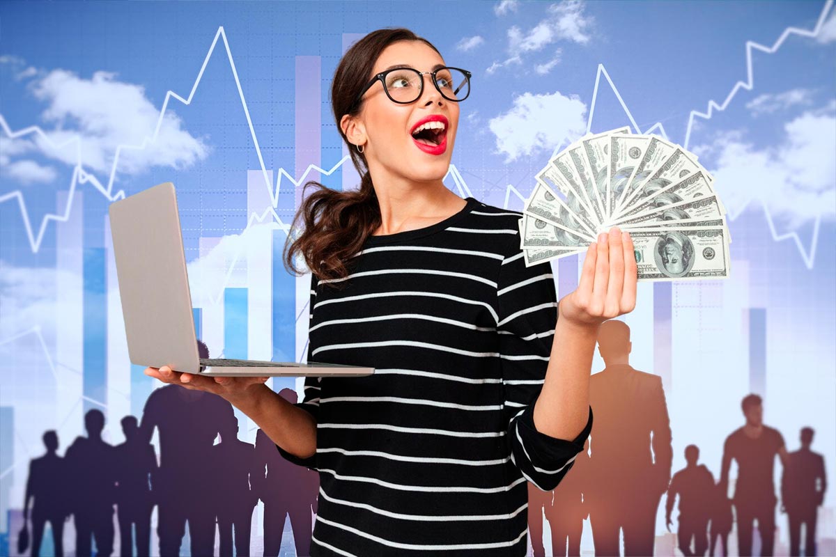 Mulher sorridente segurando notas de dólar e laptop, representando ganhos com investimentos internacionais.