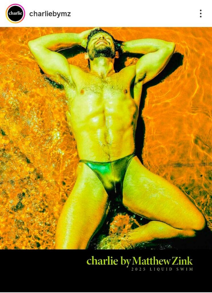 Homem deitado na água usando sunga metálica da marca Charlie by Matthew Zink, coleção Liquid Swim 2025